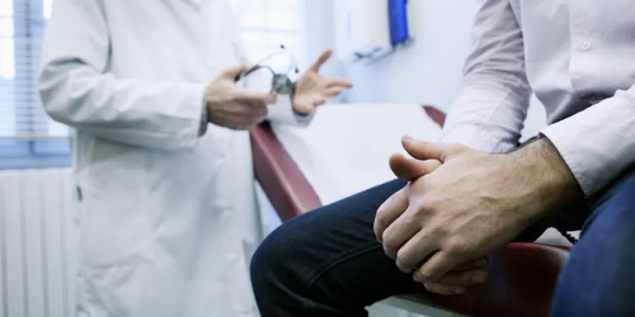 Es necesario una visita especializada con el urólogo en aras a determinar los síntomas y las características de las lesiones existentes mediante una correcta historia clínica y examen físico.