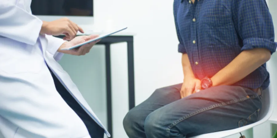 los testículos se forman en la zona abdominal durante el desarrollo fetal, y generalmente descienden al escroto antes del nacimiento.