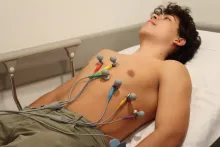 Paciente acostado en camilla