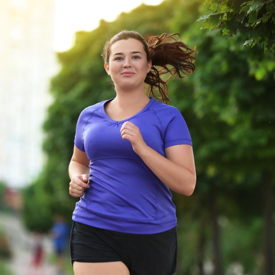 Mujer joven trotando 