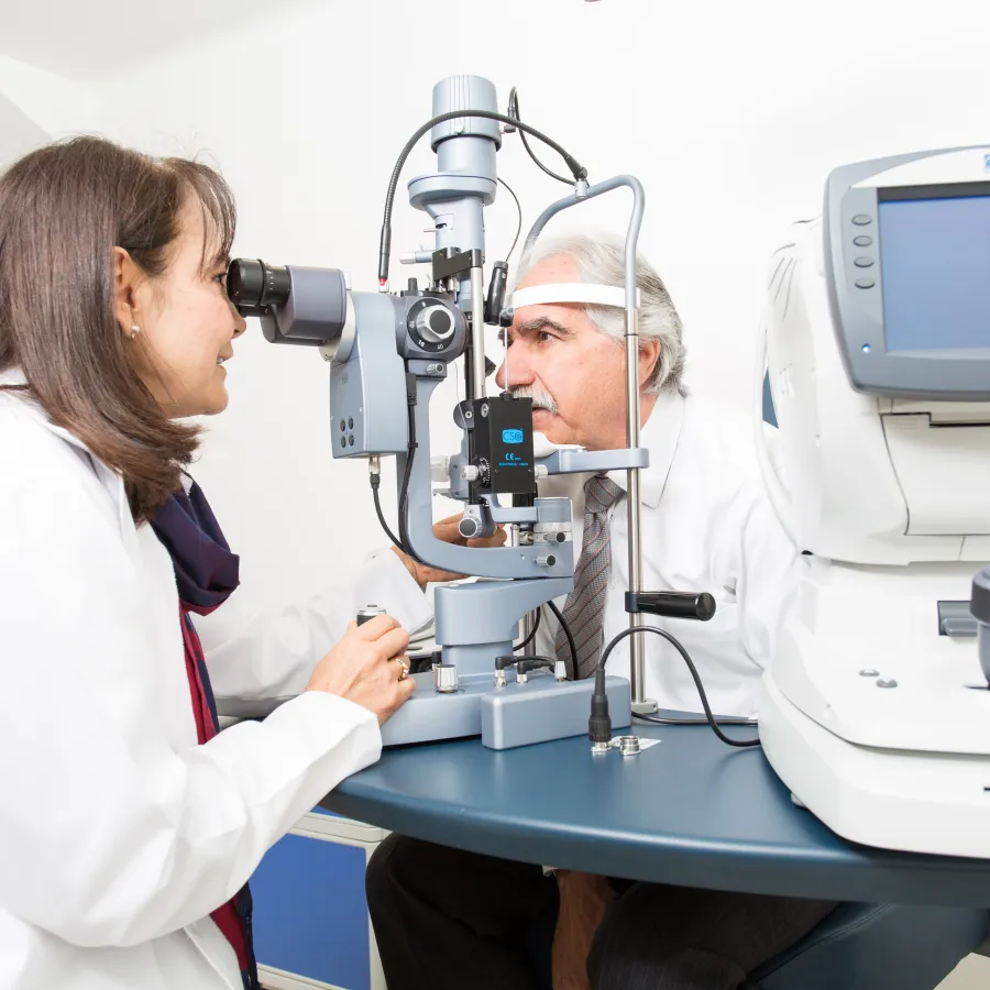 Médico atendiendo a paciente