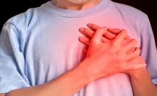 Joven mano en el pecho, infarto